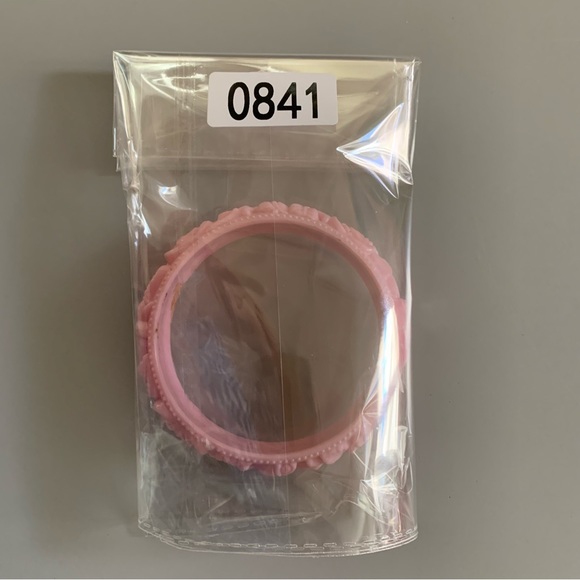 🔥5/$20🔥 Pink Vintage Plastic Bangle Bracelet with Raised Flowers. - Picture 6 of 6